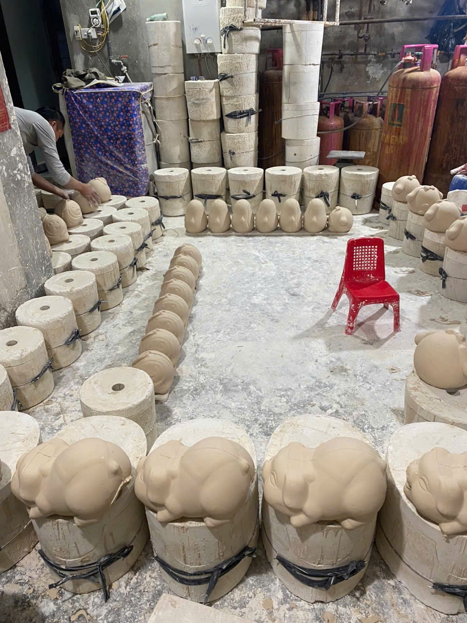 Casting items in Bat Trang ceramic village